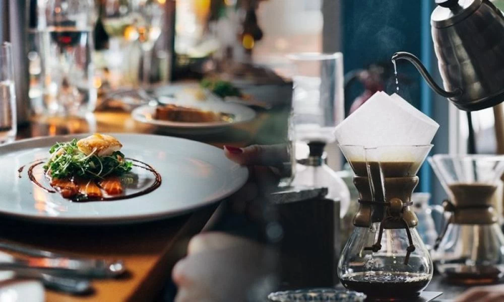 Έντονες αντιδράσεις από τους μαγαζάτορες για το διπλό μοντέλο στην εστίαση